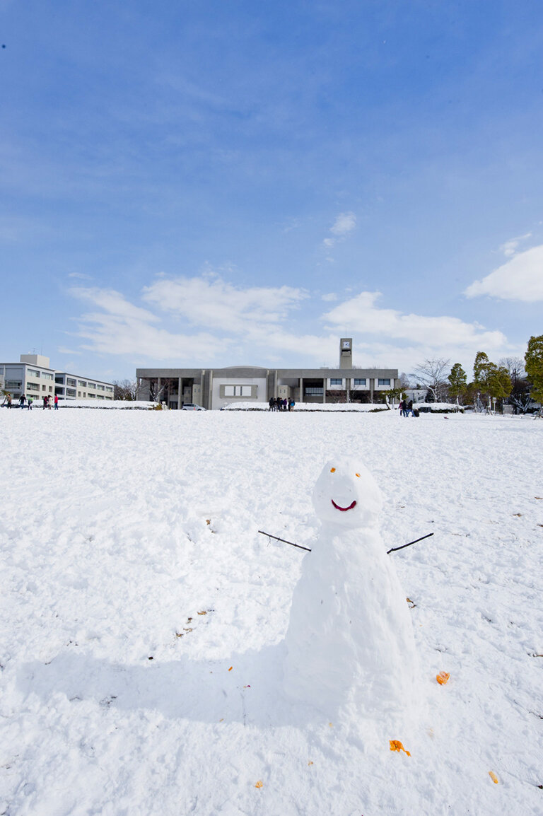 校舎外観雪だるま